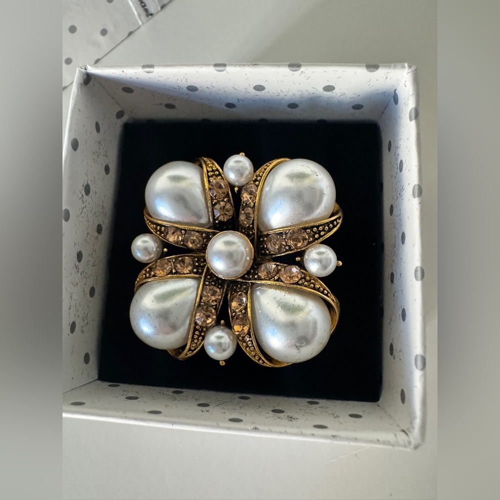 Vintage Style Pearl Gold Tone Brooch Floral Statement Pin Gift Box New - Picture 3 of 6